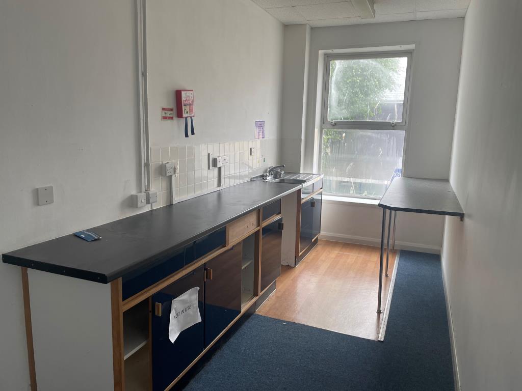 Lot: 161 - SUBSTANTIAL COMMERCIAL PREMISES WITH PLANNING FOR CONVERSION - Staff kitchenette at first floor level